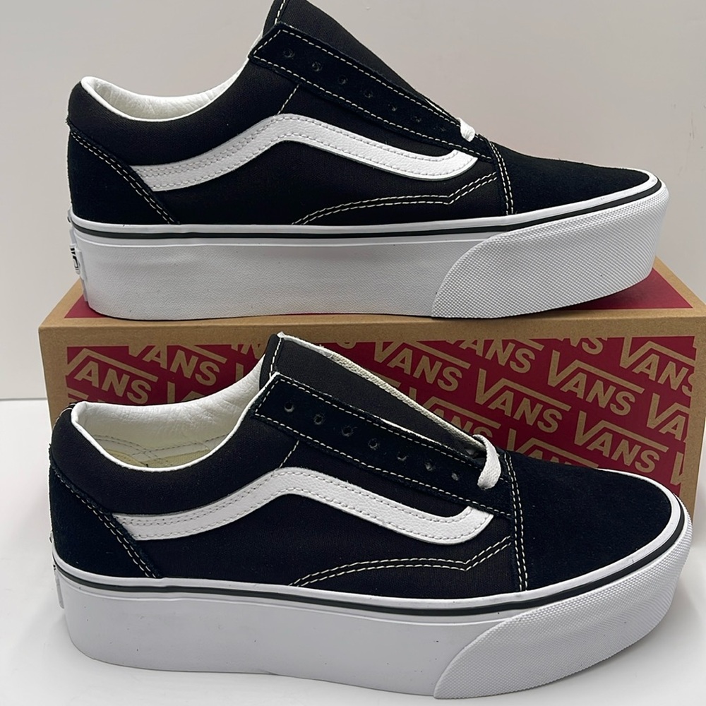 Vans Women’s Old Skool Stackform Suede/Canvas Black/True W
VN0A7Q5M6BT
Platforms - Picture 2 of 16
